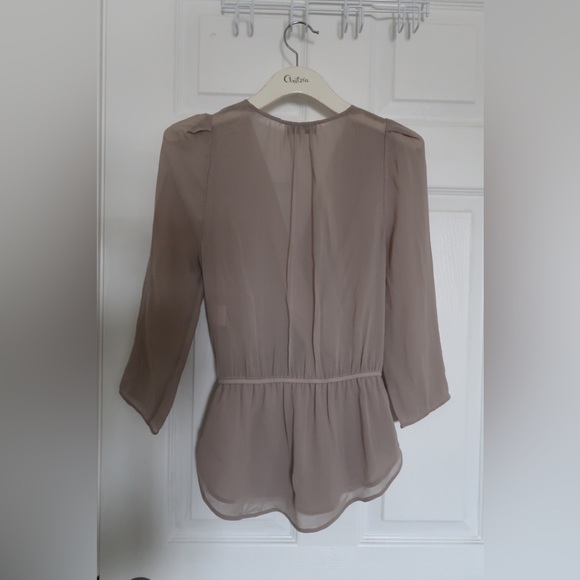 Aritzia Babaton Alexander Blouse Size XS - Picture 4 of 5